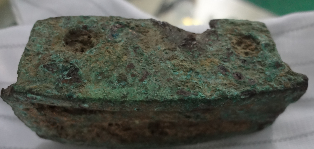 古代斷戈樣件等離子表面處理前-普樂斯等離子清洗機